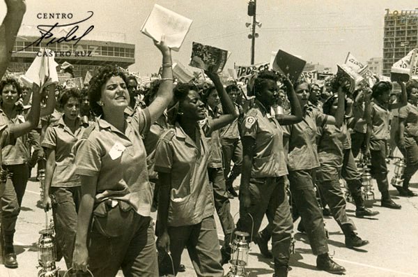 #Fidel:"Imposible tener un pueblo verdaderamente revolucionario, sin educación; imposible tener un pueblo verdaderamente trabajador y verdaderamente cumplidor de su deber, sin educación". #FidelVive #DíaDelEducador