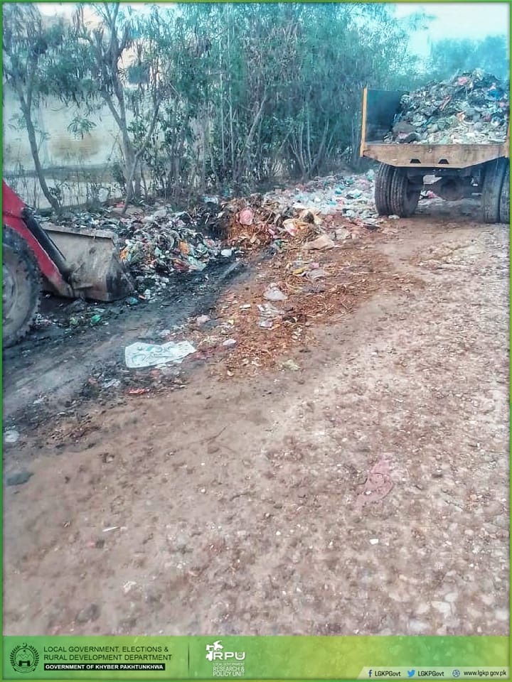 LGKP_RPU's tweet photo. ہمارا بلدیاتی عملہ صوبہ کے طول و عرض میں اپنی خدمات سرانجام دے رہا ہے تاکہ شہروں اور قصبوں کو صاف رکھا جا سکے۔ اپ بھی ندی نالوں، سڑکوں اور گلی محلوں میں کچرا پھینکنے سے گریز کریں اور اپنے علاقوں کو صاف ستھرا رکھنے میں ہمارا ساتھ دیں۔
#LGDeliveringResults https://t.co/tAdYWnnOay