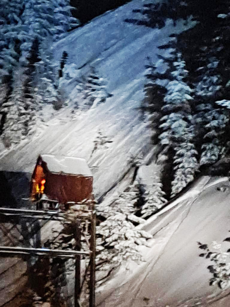 SnoqualmiePass's tweet photo. Here are a couple of shots of the avalanche control crews did this morning. We have seen over 2.5 feet of new snow since Monday! https://t.co/QrslXualDy