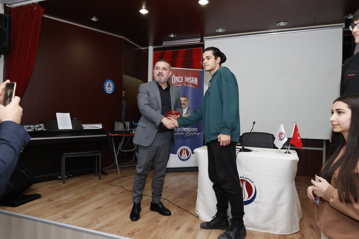ErsinSehit's tweet photo. Sincan Belediye Başkanı Sayın Murat Ercan bugün okulumuzu ziyaret etti. Öğrencilerimizle sohbet programında öğrencilerimizin sorularını yanıtladı. Samimi bir ortamda geçen programdan dolayı kendilerine çok teşekkür ederiz. https://t.co/EXZkyELLbp