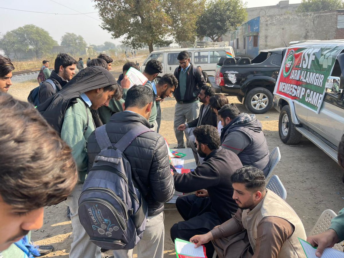 ISFPakistan's tweet photo. آئی ایس ایف سراۓ عالمگیر کی جانب سے ممبرشپ کیمپ کا انعقاد کیا گیا جس میں طلباء کی بڑی تعداد نے شرکت کی اور ممبرشپ حاصل کی۔ کپتان کے ہر فیصلے پے لبیک کرنے کا عزم ظاہر کیا اور حقیقی آزادی کی جنگ میں بھرپور طریقے سے شامل ہونے کا وعدہ کیا۔
#خان_تیری_جرأت_کو_سلام #ISFMembershipDrive https://t.co/FufhOBXZq1