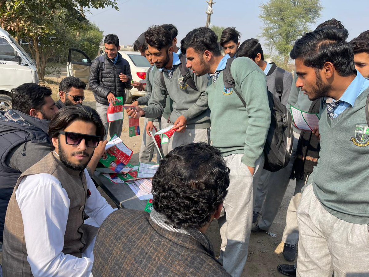ISFPakistan's tweet photo. آئی ایس ایف سراۓ عالمگیر کی جانب سے ممبرشپ کیمپ کا انعقاد کیا گیا جس میں طلباء کی بڑی تعداد نے شرکت کی اور ممبرشپ حاصل کی۔ کپتان کے ہر فیصلے پے لبیک کرنے کا عزم ظاہر کیا اور حقیقی آزادی کی جنگ میں بھرپور طریقے سے شامل ہونے کا وعدہ کیا۔
#خان_تیری_جرأت_کو_سلام #ISFMembershipDrive https://t.co/FufhOBXZq1