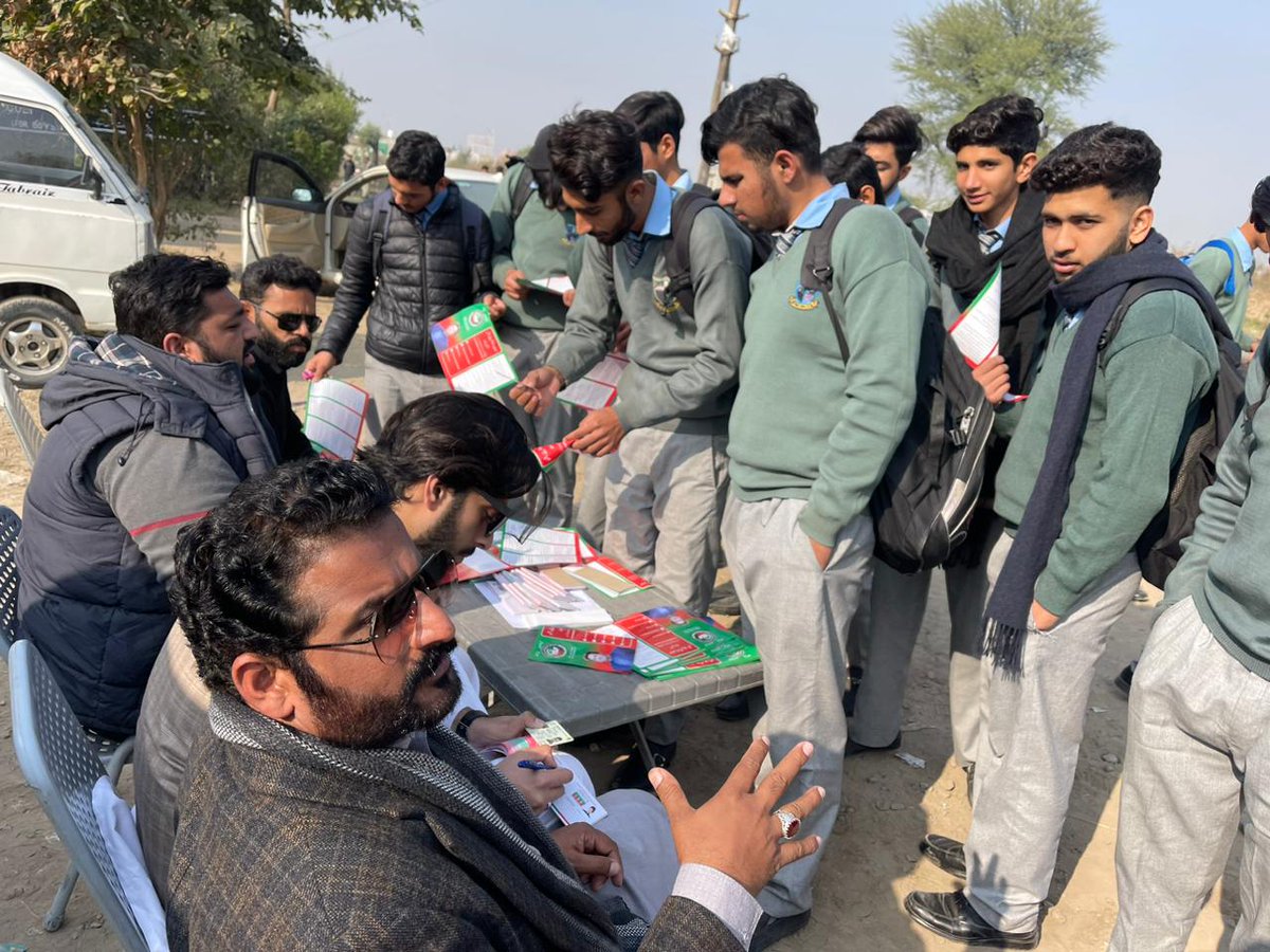 ISFPakistan's tweet photo. آئی ایس ایف سراۓ عالمگیر کی جانب سے ممبرشپ کیمپ کا انعقاد کیا گیا جس میں طلباء کی بڑی تعداد نے شرکت کی اور ممبرشپ حاصل کی۔ کپتان کے ہر فیصلے پے لبیک کرنے کا عزم ظاہر کیا اور حقیقی آزادی کی جنگ میں بھرپور طریقے سے شامل ہونے کا وعدہ کیا۔
#خان_تیری_جرأت_کو_سلام #ISFMembershipDrive https://t.co/FufhOBXZq1