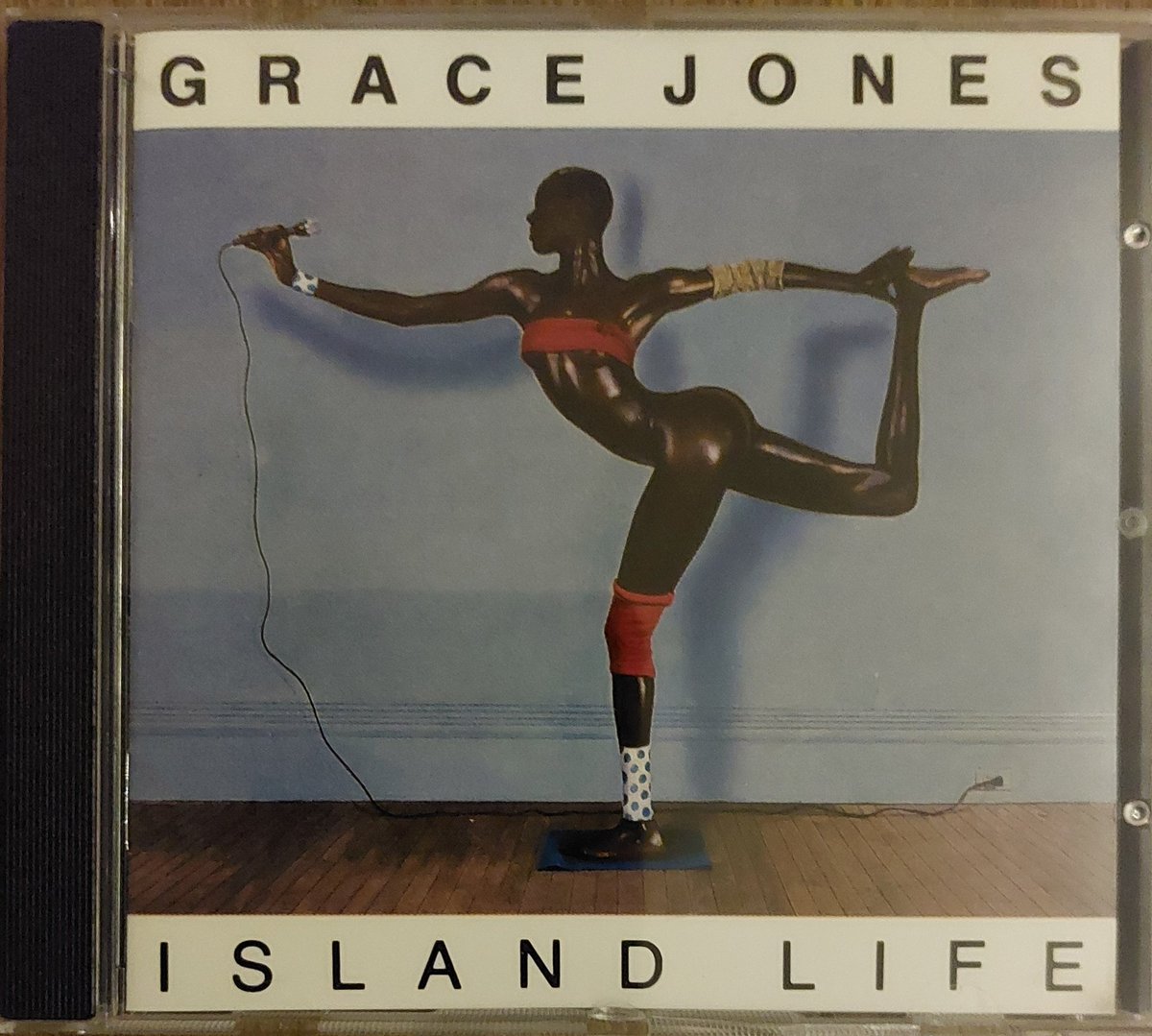 rsroestar's tweet photo. Lekker werk van #GraceJones op het album #IslandLife in @nachtplaten 😎🎸 #SlaveToTheRythm https://t.co/paDeidMNNL