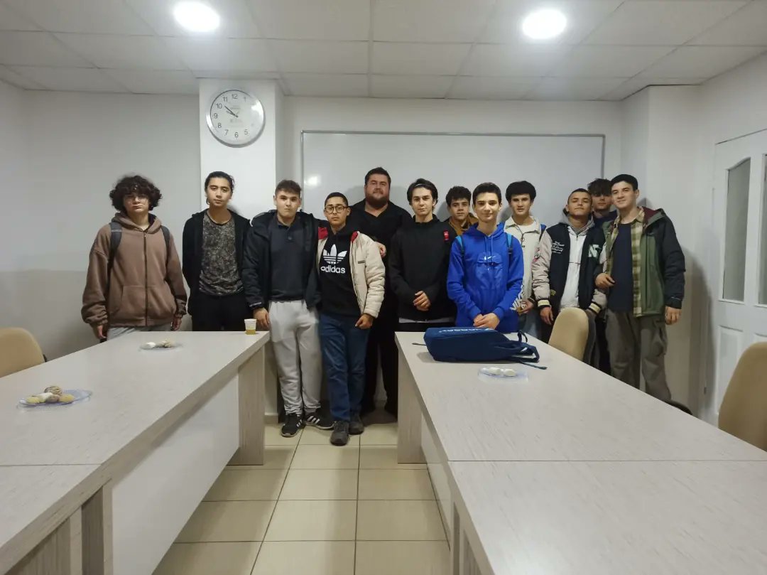 genchareket07's tweet photo. Ümit Kaya kardeşimizin lise öğrencilerine yönelik haftalık sohbetleri devam ediyor.
Çaylar bizden sohbet gençlerden...
Allah'a ve Rasulüne gönülden bağlı bir gençlik için
#GençHareketAntalya 

#Davetveİrşat #SözVerdik #gençlik #sohbet #degerleregitimi #islam #iman https://t.co/oFUoWTn7sd