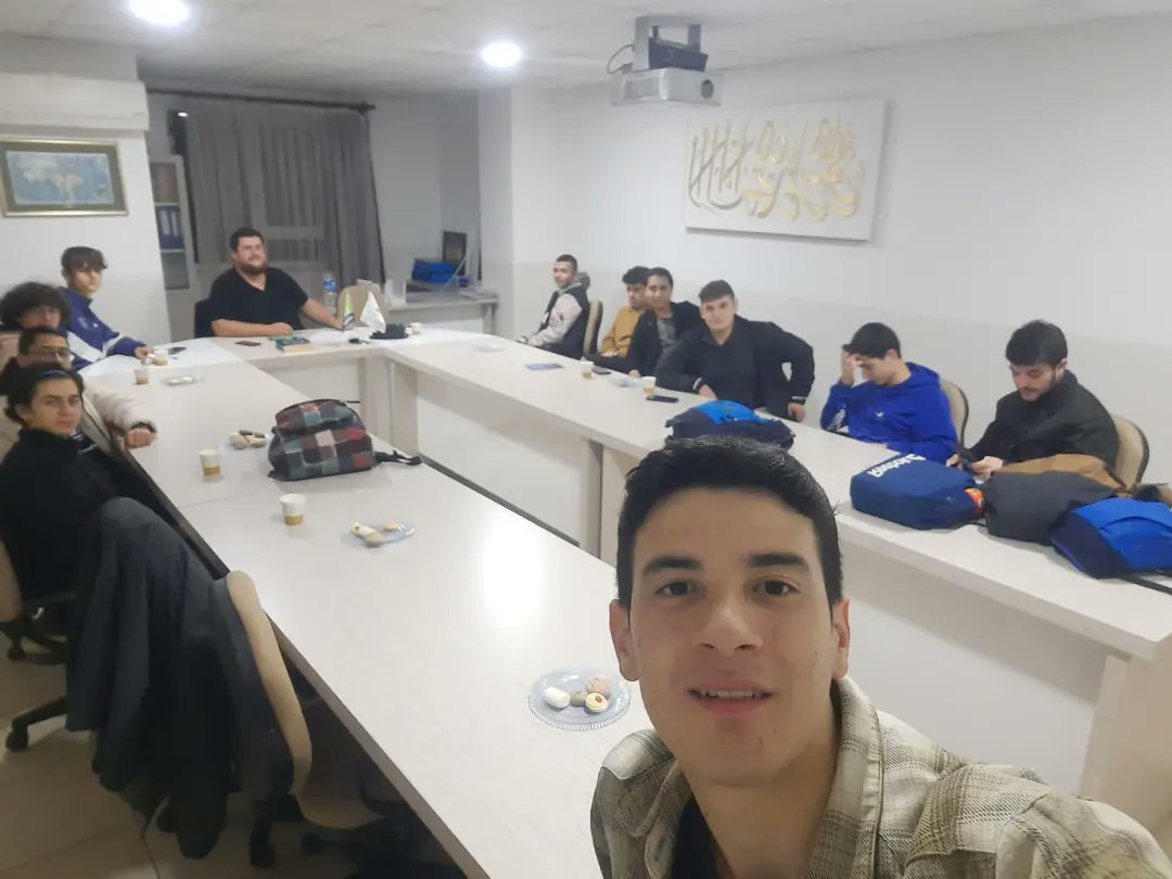 genchareket07's tweet photo. Ümit Kaya kardeşimizin lise öğrencilerine yönelik haftalık sohbetleri devam ediyor.
Çaylar bizden sohbet gençlerden...
Allah'a ve Rasulüne gönülden bağlı bir gençlik için
#GençHareketAntalya 

#Davetveİrşat #SözVerdik #gençlik #sohbet #degerleregitimi #islam #iman https://t.co/oFUoWTn7sd
