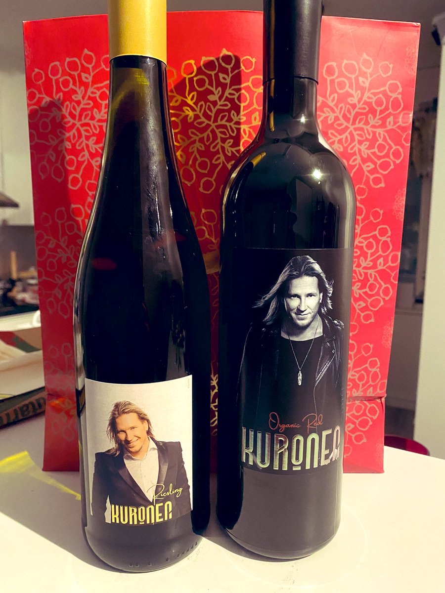 Vain aito ja oikea #tisuomi-fani viettää joulunsa <a href="/SamiKuronen/">Sami Kuronen</a> kainalossa! 🔥😍