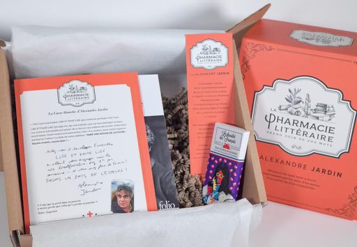 2/3 🎁 Ne cherchez plus : La Pharmacie littéraire (<a href="/LaPharmacie/">La Pharmacie Littéraire</a>) est une boîte à livres imaginée par un·e artiste qui vous partage sa "prescription littéraire" et autres conseils culturels. Se sont notamment prêtés au jeu : David Foenkinos, Arielle Dombasle ou Frédéric Beigbeder.