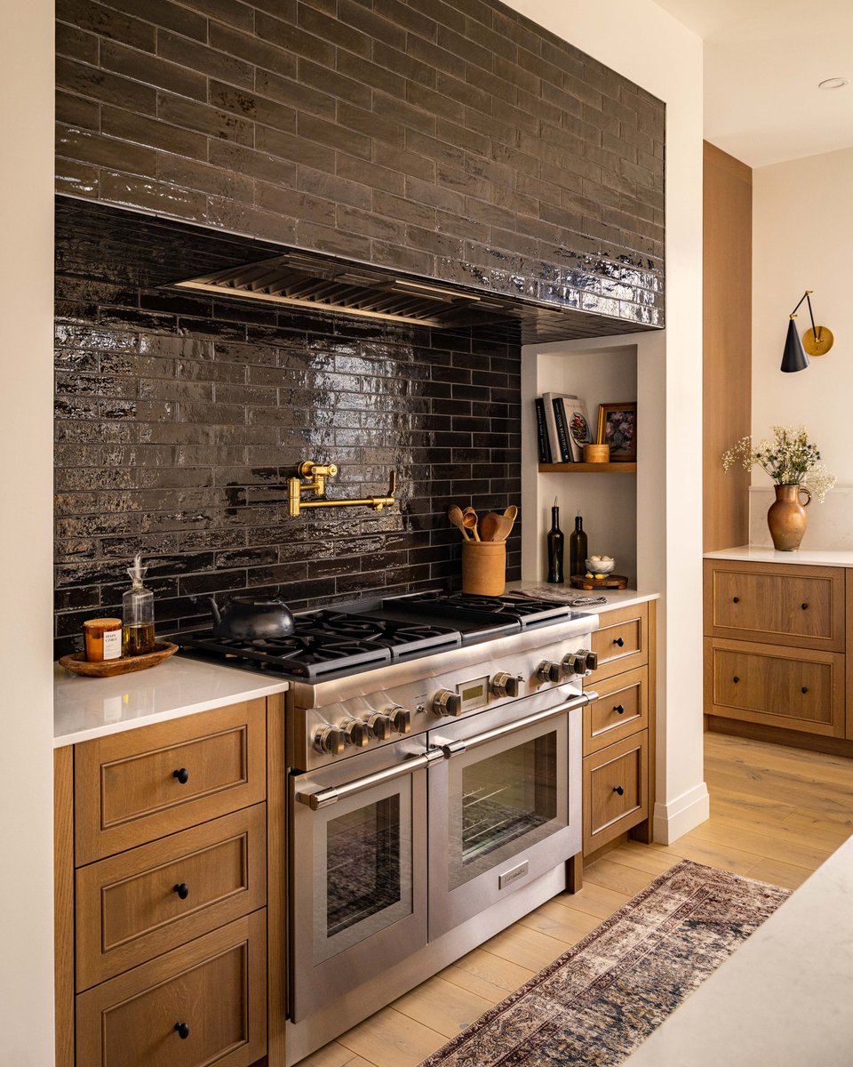 Westofmain's tweet photo. We've teased, we've shared hints, we've shown progress shots, but the time has finally come... the full reveal of the kitchen at #ProjectNewHouseOldCharm 🥹

📸 &amp; Design by @westofmain
🛋️ @westofmainshoppe
👷‍♂️🛠️ @artandstonegroup

#womlifestylebydesign https://t.co/o8toGjaNvj