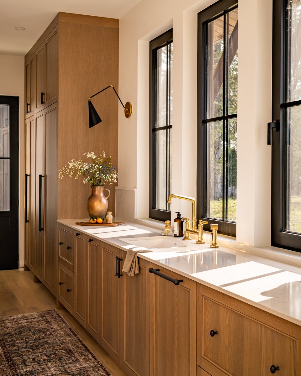 Westofmain's tweet photo. We've teased, we've shared hints, we've shown progress shots, but the time has finally come... the full reveal of the kitchen at #ProjectNewHouseOldCharm 🥹

📸 &amp; Design by @westofmain
🛋️ @westofmainshoppe
👷‍♂️🛠️ @artandstonegroup

#womlifestylebydesign https://t.co/o8toGjaNvj