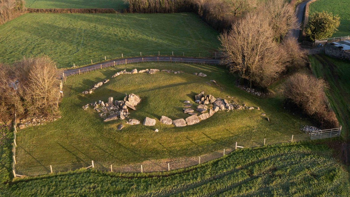 🌤️#WinterSolstice2022🌤️ What makes Knockroe Passage Tomb #Kilkenny stand out from all other Neolithic passage tombs in Ireland is its dual alignment on both the rising and setting sun of the #WinterSolstice bit.ly/3PJA1LE #HeritageWellbeing #BrighterDaysAhead