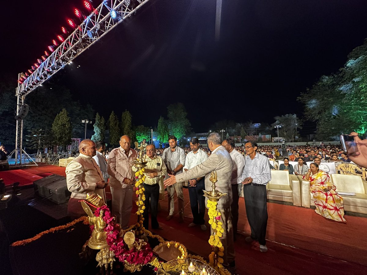 MP_Kanjari's tweet photo. Got the opportunity to accompany with my father Shri @Jaydrathsinhji Parmar in the Annual Program 'Brahmastra' at New Look Central School near Godhra Road.
#Halol #School #MLA #ChiefGuest #AnnualProgram https://t.co/C20llSMoE0
