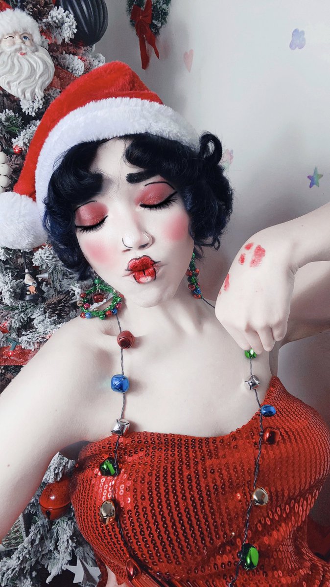 DecklynnM00's tweet photo. #bettyboop #fakechest #femboy #blackhair #roaring20s #vintage #vintagecartoons #santahat #santababy #cosplay #bettyboopcosplay #makeupinspired #creepycute #artwork #holidaybettyboop #holidaycosplay #christmas #merrychristmas https://t.co/cLlzKGLdA7