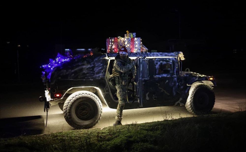 LJLMD's tweet photo. Santa near the frontlines.
Ukrainian Air Assault troops near #Bakhmut try to uplift the morale of other neighboring units in the area.
#ukraine #postphotos #postplaces #photography #war #democracy https://t.co/JHxS3jAB6A