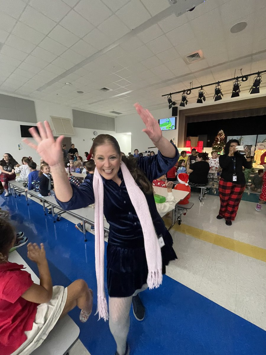 msroosa's tweet photo. The Grinch visited Blue Lake! Thank you @blancomilly for making the holidays so special! @BLE_GatorAP https://t.co/FEYJ4UweO6