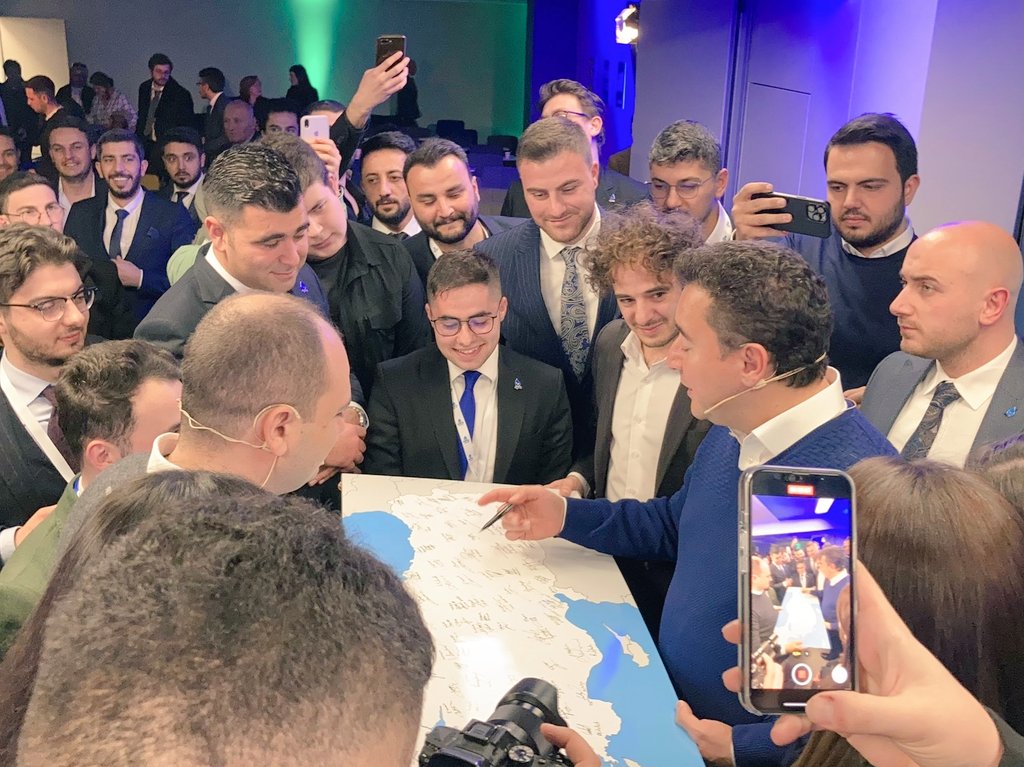 demokrasi25's tweet photo. Ali Babacan: "Biz gençlerle yan yana yürümüyoruz.
Biz gençlerimizin arkasından yürüyoruz. Bizim politikamız bu."
#GenclikDevada
#ÇözümDEVAda
#GençlerinDevasıAliBabacan https://t.co/luelLXdPzT