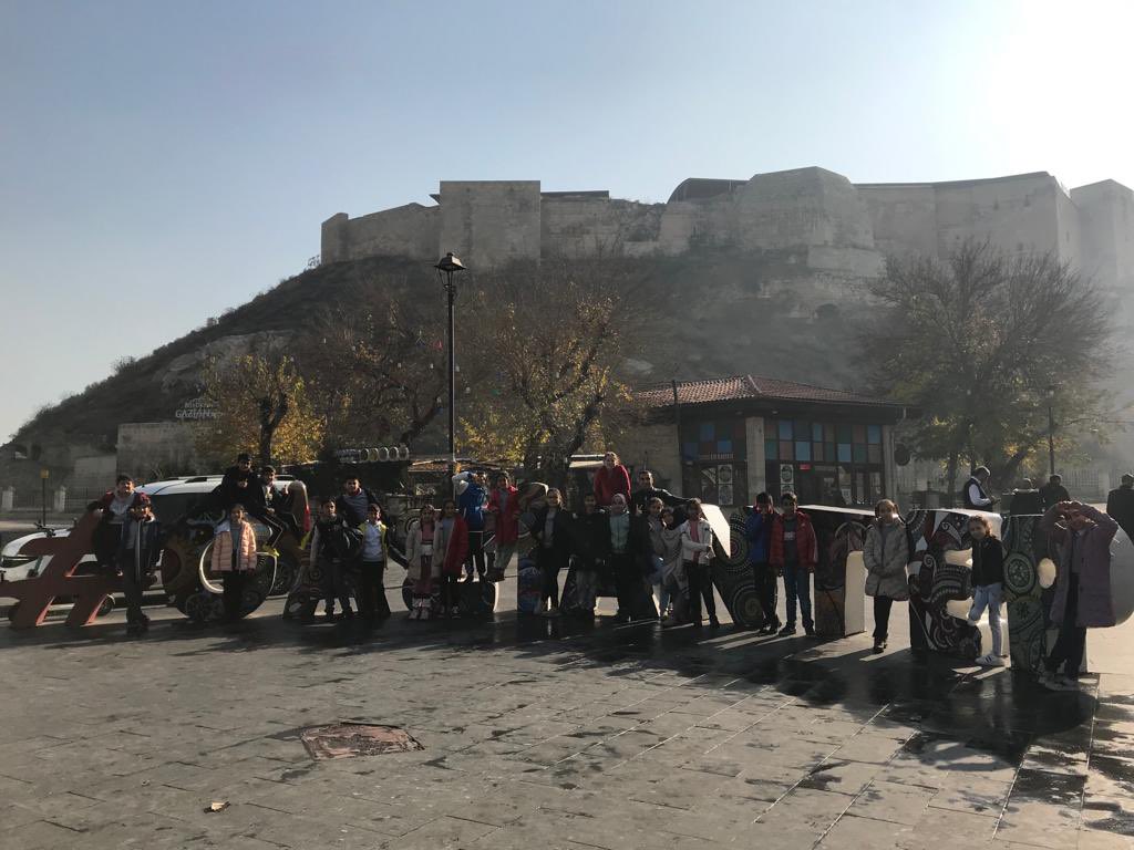 Büyükşahinbey Ortaokulu (@buyuksahinbeyo) on Twitter photo “Onlar yalnız Antep’i değil bütün vatanı kurtardılar.” 5. sınıf öğrencilerimizin milli bilinçlerine katkı sağlamak amacıyla İngilizce öğretmenimizin rehberliğinde 25 Aralık Müzesine gezimizi gerçekleştirdik. <a href="/ucrrbsrr/">Büşra Uçar</a> <a href="/burhan_yuksel23/">Burhan Yüksel</a> <a href="/Gaziantep_MEM/">Gaziantep İl Millî Eğitim Müdürlüğü</a> <a href="/yasintepe/">Yasin TEPE</a> <a href="/GMEM_SosyalOkul/">gaziantepsosyalokul</a> “Onlar yalnız Antep’i değil bütün vatanı kurtardılar.” 5. sınıf öğrencilerimizin milli bilinçlerine katkı sağlamak amacıyla İngilizce öğretmenimizin rehberliğinde 25 Aralık Müzesine gezimizi gerçekleştirdik. <a href="/ucrrbsrr/">Büşra Uçar</a> <a href="/burhan_yuksel23/">Burhan Yüksel</a> <a href="/Gaziantep_MEM/">Gaziantep İl Millî Eğitim Müdürlüğü</a> <a href="/yasintepe/">Yasin TEPE</a> <a href="/GMEM_SosyalOkul/">gaziantepsosyalokul</a>