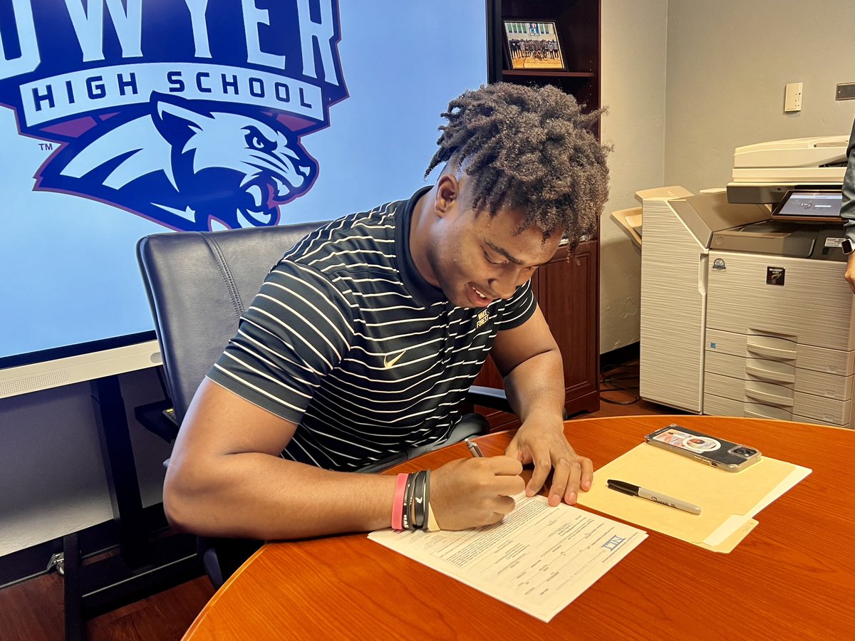 DwyerAthletics's tweet photo. Congratulations to Dwyer Football student-athlete Kerrington Lee for signing with Wake Forest University!
#WeAreDwyer #PantherPride #SigningDay #WakeForest https://t.co/xqa2AfUsyx