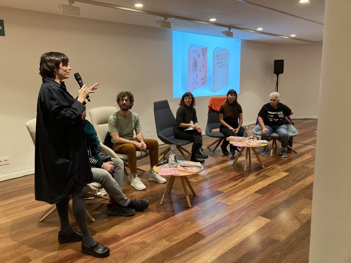 peppa_gh's tweet photo. #Orgulldesòcies @AVAntropologia 
En la presentació dels llibres fruit del treball i les expos de @tonovizcaino @HacheAlba Ana Penyas i Lorenzo Sandoval.
@gva_IVAM https://t.co/uwekP4Zt5h