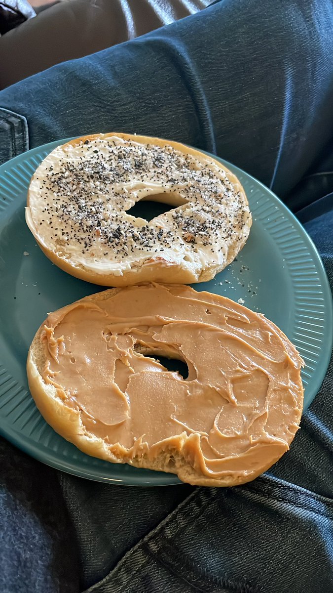 just_Magenta's tweet photo. Pizza for breakfast and bagels for lunch. #rulesdontapplytome https://t.co/yaszIrsMRS
