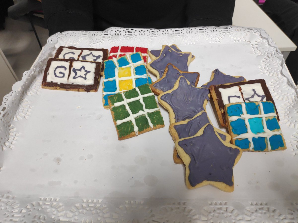 JulioGuillen_'s tweet photo. @mooncakestudio han traído galletitas. ¡La estrategia perfecta para el aprobado! https://t.co/eMvwvy1GdZ