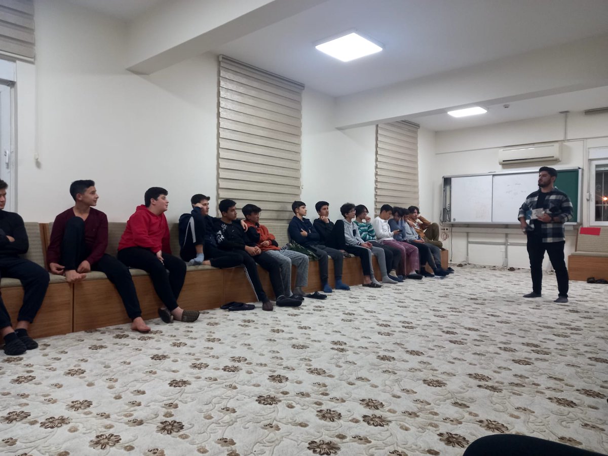 genchareket07's tweet photo. Nurullah Bilgili kardeşimizin Antalya Anadolu İmam Hatip Lisesi yurdunda yaptığı sohbetimizin bu haftaki konusu "Abdullah Olmak" idi.
Sohbetten sonra çikolata ve meyve suyu ikramı ile  sohbetimizi tatlandırdık.
Allah'a ve Rasulüne gönülden bağlı bir gençlik için.
#GençHareket https://t.co/wyXK09UhLC