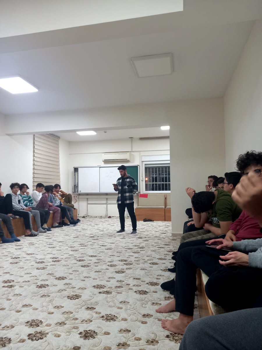 genchareket07's tweet photo. Nurullah Bilgili kardeşimizin Antalya Anadolu İmam Hatip Lisesi yurdunda yaptığı sohbetimizin bu haftaki konusu "Abdullah Olmak" idi.
Sohbetten sonra çikolata ve meyve suyu ikramı ile  sohbetimizi tatlandırdık.
Allah'a ve Rasulüne gönülden bağlı bir gençlik için.
#GençHareket https://t.co/wyXK09UhLC