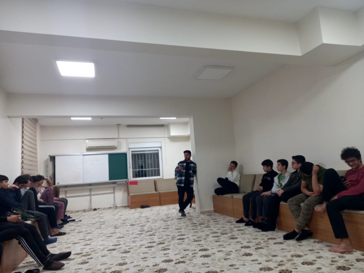 Nurullah Bilgili kardeşimizin Antalya Anadolu İmam Hatip Lisesi yurdunda yaptığı sohbetimizin bu haftaki konusu "Abdullah Olmak" idi.
Sohbetten sonra çikolata ve meyve suyu ikramı ile  sohbetimizi tatlandırdık.
Allah'a ve Rasulüne gönülden bağlı bir gençlik için.
#GençHareket