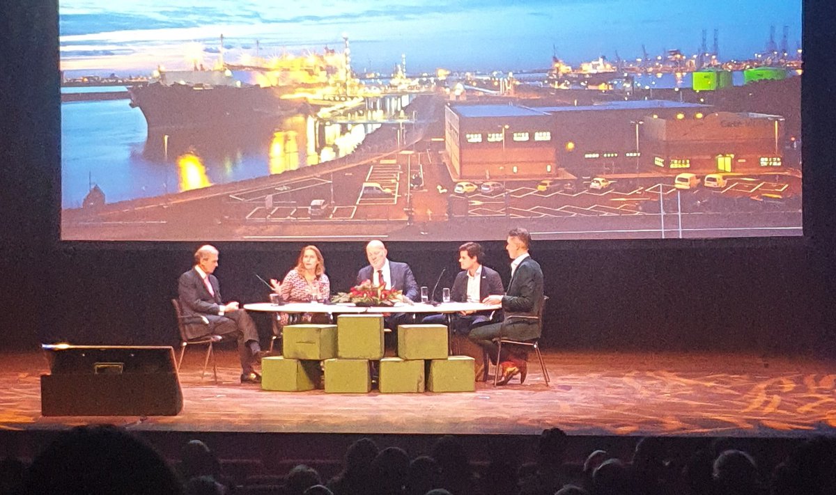 "Het beste moet niet de vijand van beter zijn. We moeten op veel borden tegelijk schaken willen we progressie maken. Helaas zitten
we in Nederland nog niet genoeg in de crisisgedachte." <a href="/AllardCastelein/">Allard Castelein</a> <a href="/PortOfRotterdam/">Port of Rotterdam Authority</a>
#DagVanDeHaven