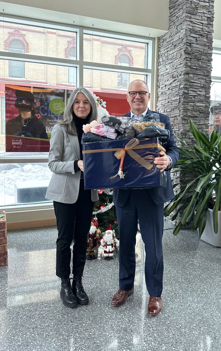 ScottGillingham's tweet image. Dropping off new coats for kids @UnitedWayWpg on a cold day. Thank you Pres &amp;amp; CEO Connie Walker @walkerconn and team for the important work you do across Winnipeg. Also great to meet Melrose from the Central Park Women’s Resource Centre. #wpgpoli
