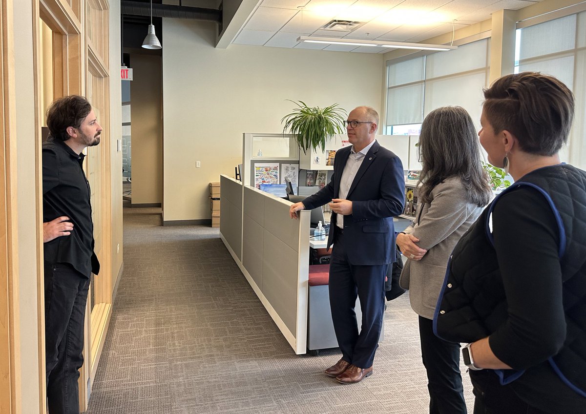 ScottGillingham's tweet image. Dropping off new coats for kids @UnitedWayWpg on a cold day. Thank you Pres &amp;amp; CEO Connie Walker @walkerconn and team for the important work you do across Winnipeg. Also great to meet Melrose from the Central Park Women’s Resource Centre. #wpgpoli