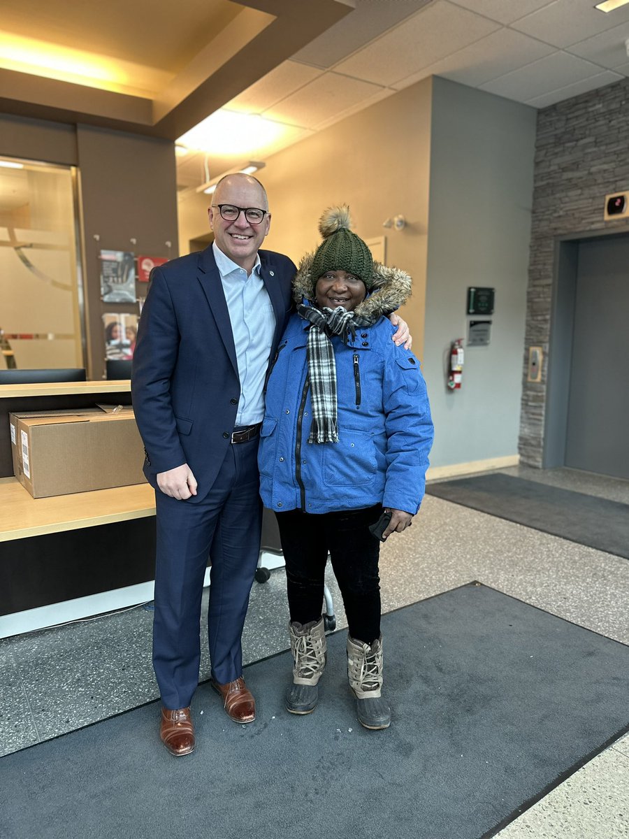 ScottGillingham's tweet image. Dropping off new coats for kids @UnitedWayWpg on a cold day. Thank you Pres &amp;amp; CEO Connie Walker @walkerconn and team for the important work you do across Winnipeg. Also great to meet Melrose from the Central Park Women’s Resource Centre. #wpgpoli