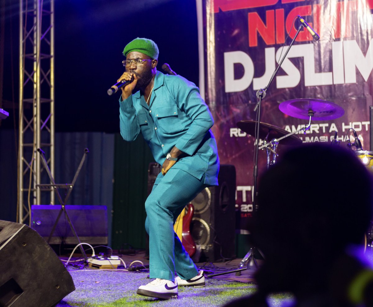 Portfoliothemc's tweet photo. ⬆️Most claiming the kings of the mic 🎤 whiles we the crown sitting on dem kings👑
As to who is the best in the game , 2022 is the answer!
To hell with your trends, we”ve been popping since✔️
Styled by :@salunell
 [sneaker 👟 by :@PhootLocka 

#MCduties🎤🎤🎤🔥🔥 #PORTFOLIOtheMC https://t.co/HcXi22DOJY