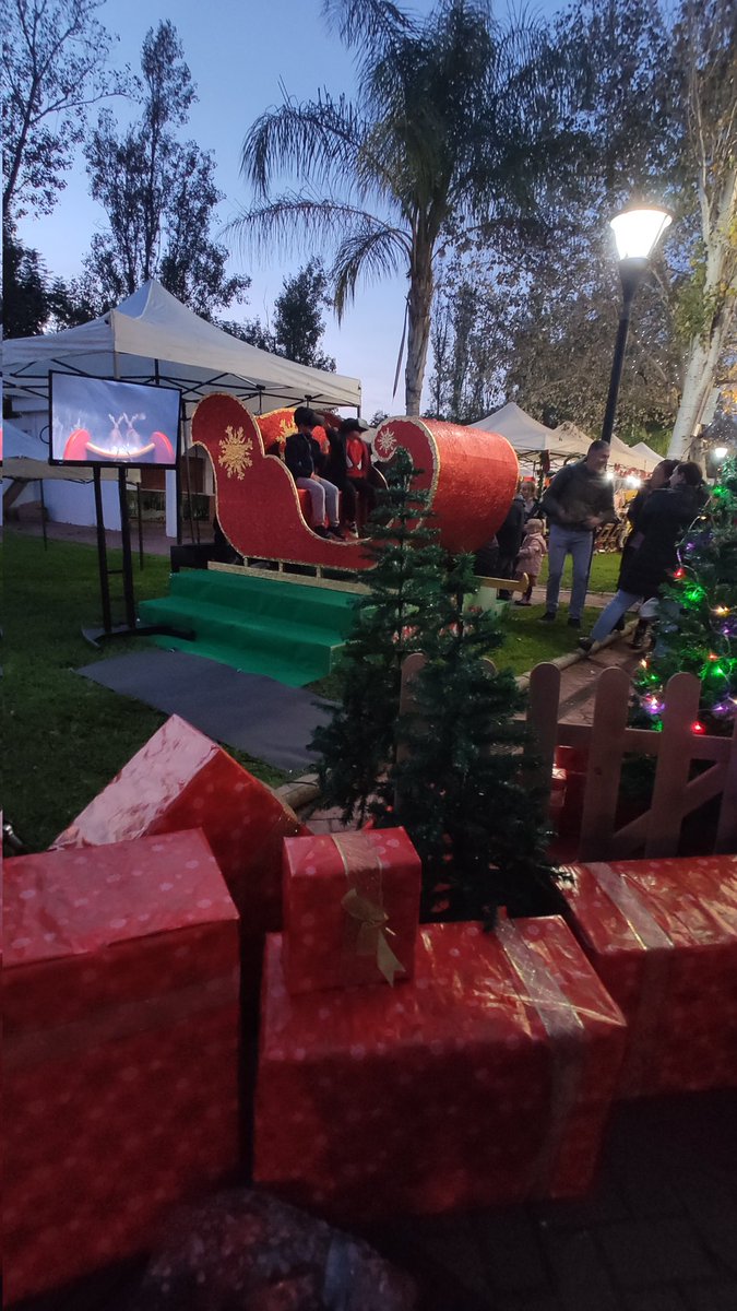 Hoy comenzamos evento en Bormujos (Sevilla), un parque lleno de actividades navideñas donde no podía faltar la realidad virtual. 
#Bormujos #Navidad #Navidad22 #realidadvirtual 
exf.es