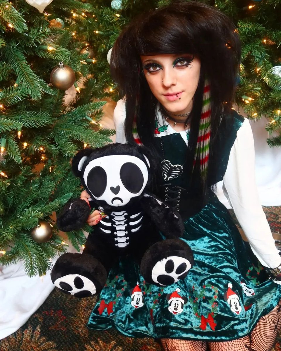 VampireFreaks's tweet photo. Are you getting in the holiday spirit?β¨
@clawed_beauty101 is showing off an early present - Grumpy Bones Bear! Adopt your own today!π
#VampireFreaks #Emo #Goth #Grunge #SceneKid #EmoGirl #EmoChristmas #Gothmas #GothChristmas #SkeletonBear #GrumpyBonesBear #GothHomeDecor https://t.co/STkGZngWem