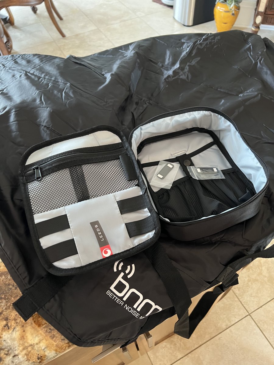 thevinceneil's tweet image. My cheap ass manager got me an empty headphone case for Christmas!!! Wow!!