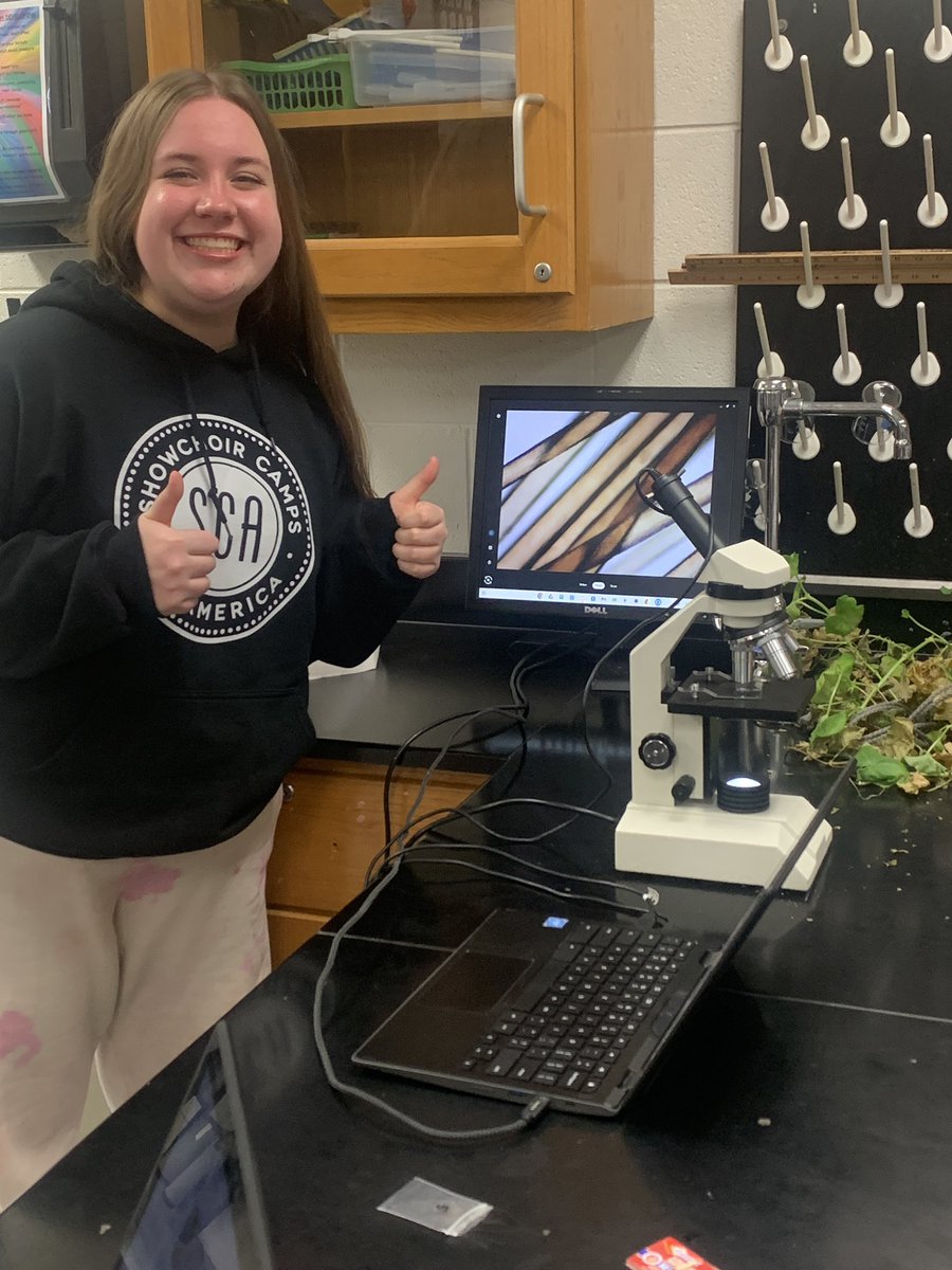 rachelleterada's tweet image. Last day in #forensics is a lab day! Students are analyzing the hair, fabric, fingerprint and blood spatter evidence from our last crime scene. #YourCommunitySchools #AuthenticAssessment