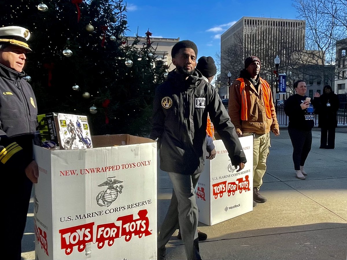 BaltimoreFire's tweet photo. Remember those toys were asking you to donate? Well, thanks to your generosity to @MayorBMScott #Toys4Tots this holiday will be a little brighter for kids in need. Today we helped #MayorScott load boxes of toys on the Toys for Tots truck, in time for Santa’s special delivery. https://t.co/ZI4yehEbWN