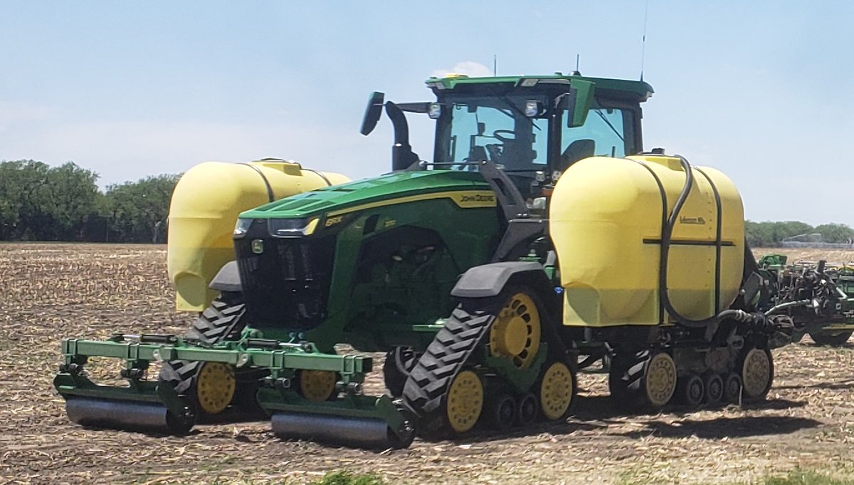 CommonFarmer's tweet photo. Three-day auction to end the year, correct closing dates below:

2020 John Deere 8RX 370 (Dec 30th)
https://t.co/XvVbbN3bWc
2022 Lankota LANSRJD8RX Stalk Roller (Dec 29th)
https://t.co/gsTIMxSvzO
2022 Lake State LMY600-1 Saddle Tanks (Dec 29th)
https://t.co/2498TsTq8D https://t.co/5R8dQXcSbx