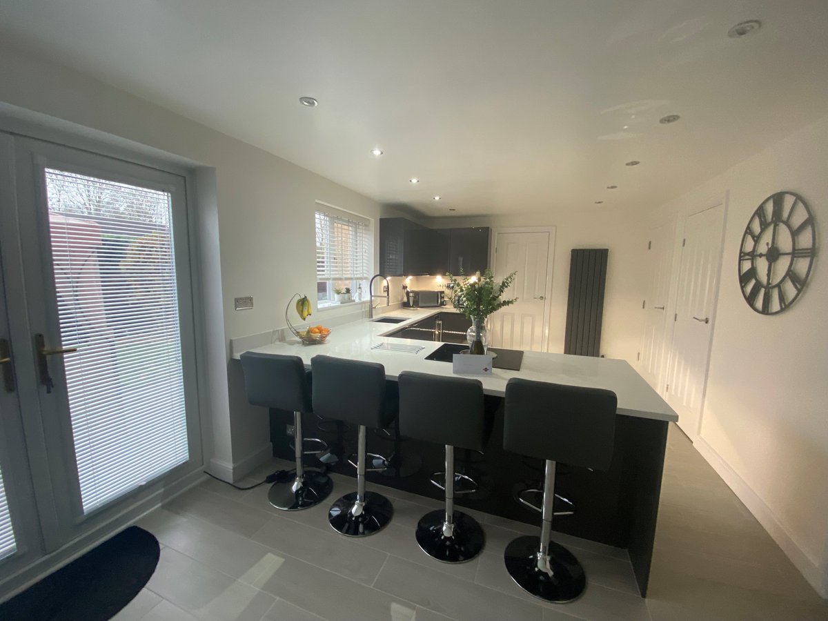 thekitchendepot's tweet image. The Kelsey's now have a wonderful new kitchen in time for Christmas 🎄

Their sparkling Sienna Gloss Graphite Grey design features a breakfast bar topped with White Shimmer Quartz worktops. Browse more kitchen renovations now 👉 bit.ly/3LdUuWH

#GlossKitchen #GreyKitchen