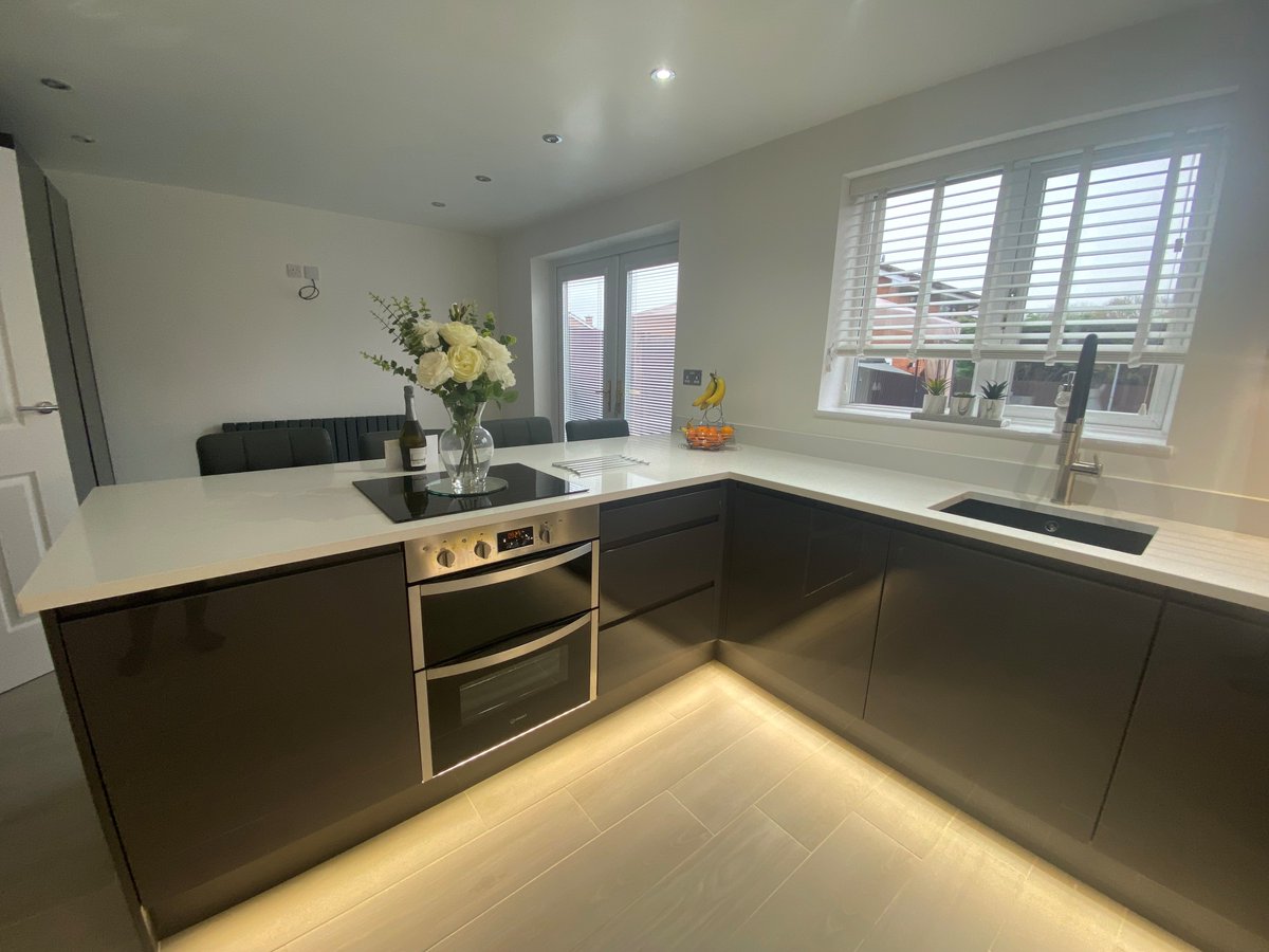 thekitchendepot's tweet image. The Kelsey's now have a wonderful new kitchen in time for Christmas 🎄

Their sparkling Sienna Gloss Graphite Grey design features a breakfast bar topped with White Shimmer Quartz worktops. Browse more kitchen renovations now 👉 bit.ly/3LdUuWH

#GlossKitchen #GreyKitchen