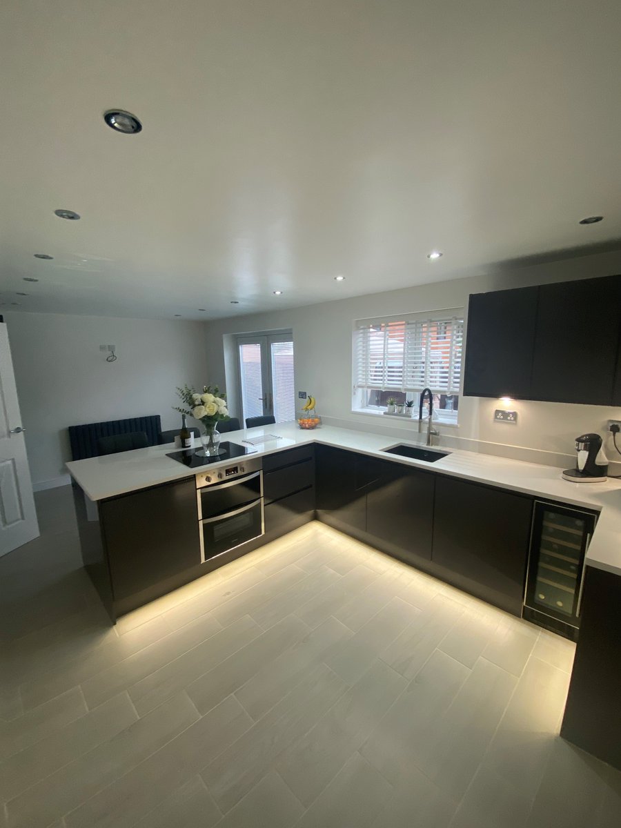 thekitchendepot's tweet image. The Kelsey's now have a wonderful new kitchen in time for Christmas 🎄

Their sparkling Sienna Gloss Graphite Grey design features a breakfast bar topped with White Shimmer Quartz worktops. Browse more kitchen renovations now 👉 bit.ly/3LdUuWH

#GlossKitchen #GreyKitchen
