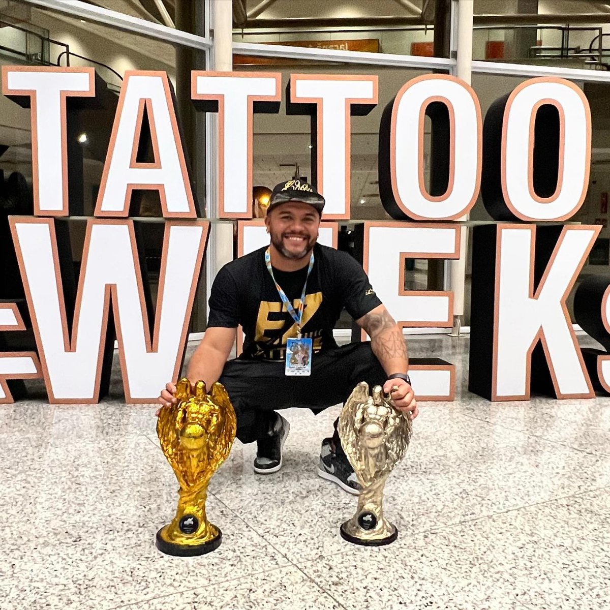 Tsavkko's tweet photo. Detalhe, o tatuador é negro...
E se a criança não tivesse pai... se não fosse brasileira... E a mãe não tivesse (#ChorandodeRir) "letramento racial" tava liberado?
#FAIL https://t.co/66NYKLOdst