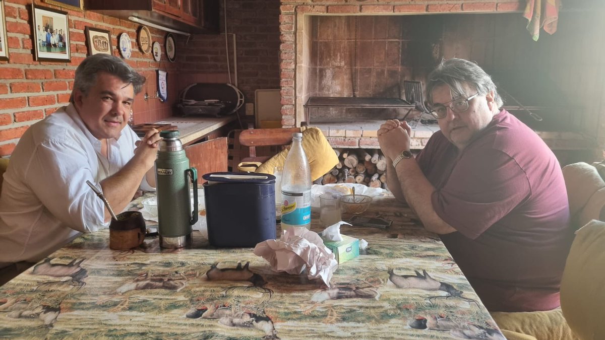 cdcamy's tweet photo. En Tacuarembo. Larga charla con el ex Diputado, dos veces Senador y tres veces Intendente @EberdaRosa. Amigo. Compañero de ideas. Relacion vigente. https://t.co/9DDQ5YSzeK