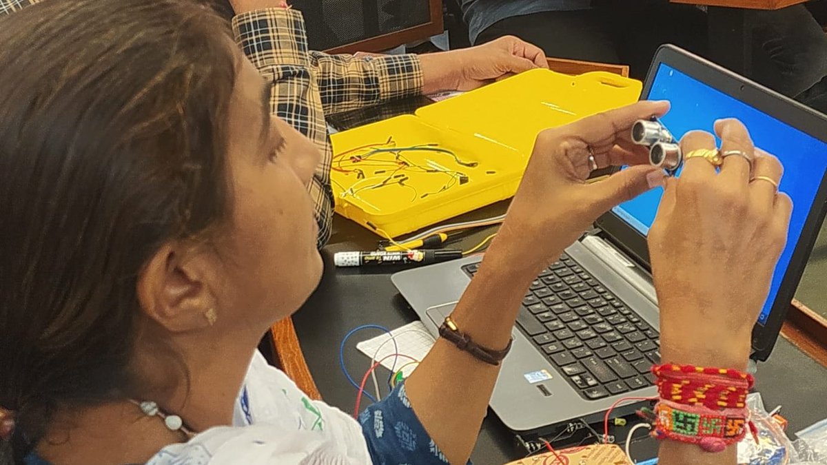 GordhanChauhan4's tweet photo. Innovation Club Pravin Level FDP Training Day 3 on #AdvanceElectronics #Sensors #RoboticCar #Coding #STEMeducation at  @KcgGujarat For Arts, Commerce and Science Faculties.
@PMOIndia @CMOGuj @kuberdindor @mnagarajan @InnoClubCHE @ISTEMCF @STEMbotix https://t.co/zqEfoWzsy7