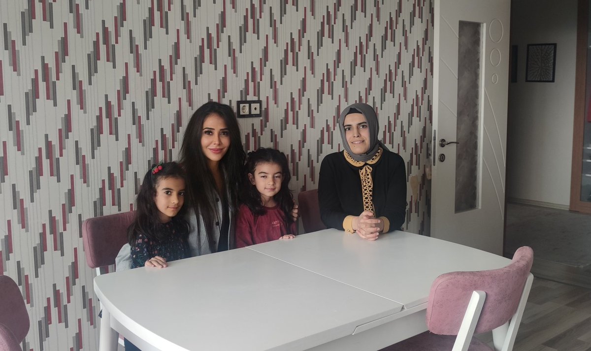 raifturkilkokul's tweet photo. Öğretmenlerimiz etkili bir eğitim için öğrencilerin aileleriyle okulları arasında adeta bir köprü işlevi ifa etmeye başladılar.

#öğretmengönülleriBAĞLAR

📍Bağlar Raif Türk İlkokulu

@BaglarKaymakam 
@Diyarbakirmem 
@Murat4Kucukali 
@BaglarMEM21 
@Mehmet_Bulut21 https://t.co/KIWc6Q49UX