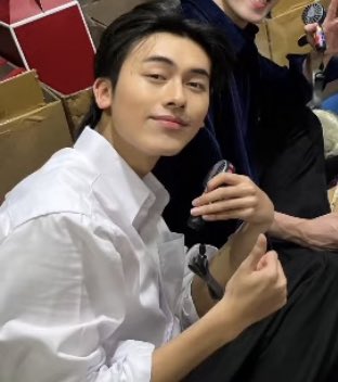 giddydump's tweet photo. กินหมูทะต้องหล่อขนาดนี้เลยหรอ.༎ຶ‿༎ຶ https://t.co/ZPLZe2f1PV
