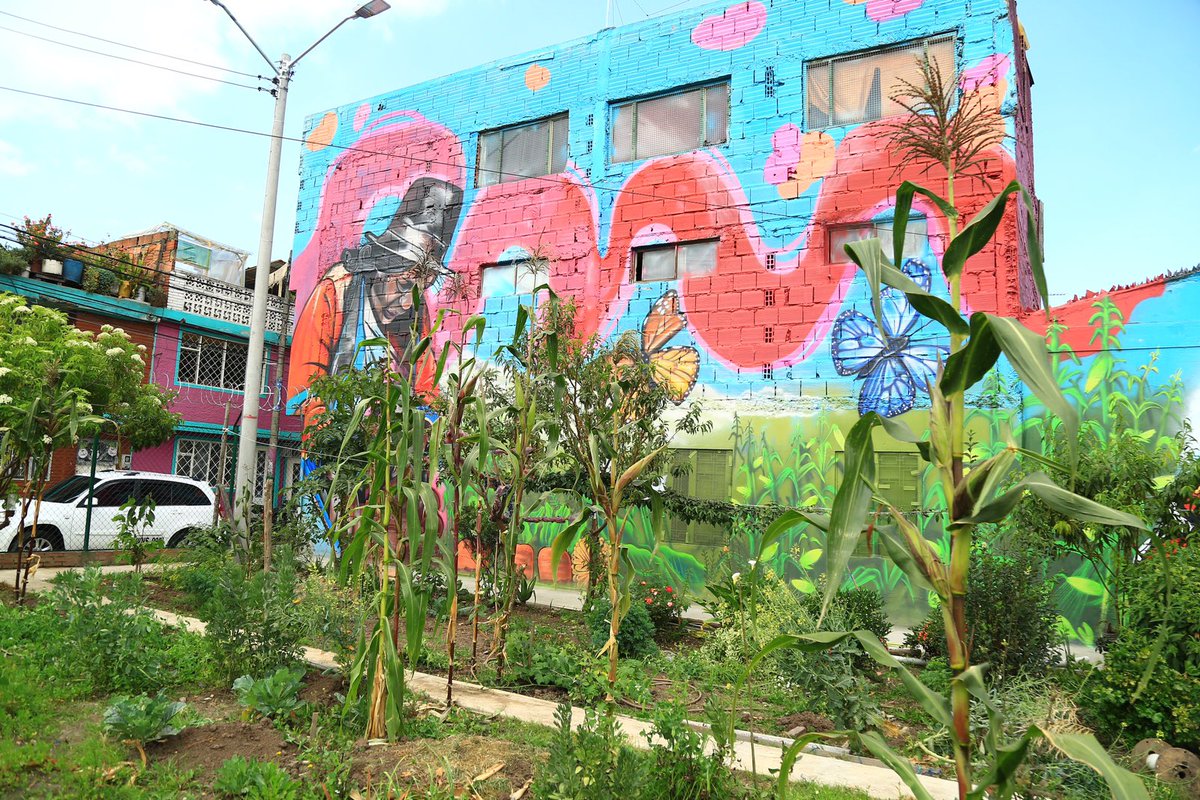 nadyamrangel's tweet photo. Gracias al equipo fantástico de @habitatbogota, a @FNAahorro @equidadfbol y @SegurosEquidad por su respaldo para hacer felices a niños y niñas en esta Navidad. El parque Llano Grande se convierte en un espacio de reunión, cuidado y disfrute de los habitantes de este sector. https://t.co/Bz4FfvK301