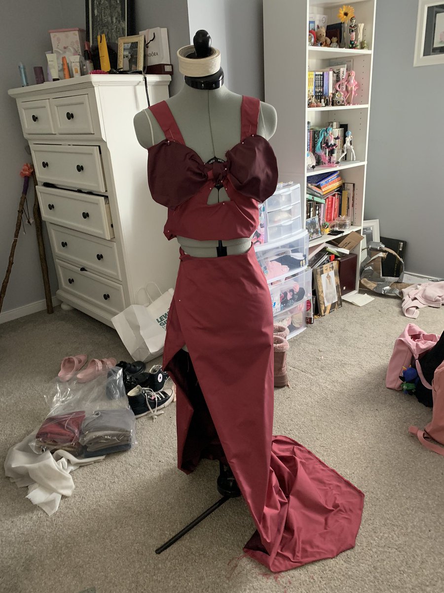 meulxn's tweet photo. *doesn’t wait for a response* here’s my prom dress wip https://t.co/CuNUEqEkGr
