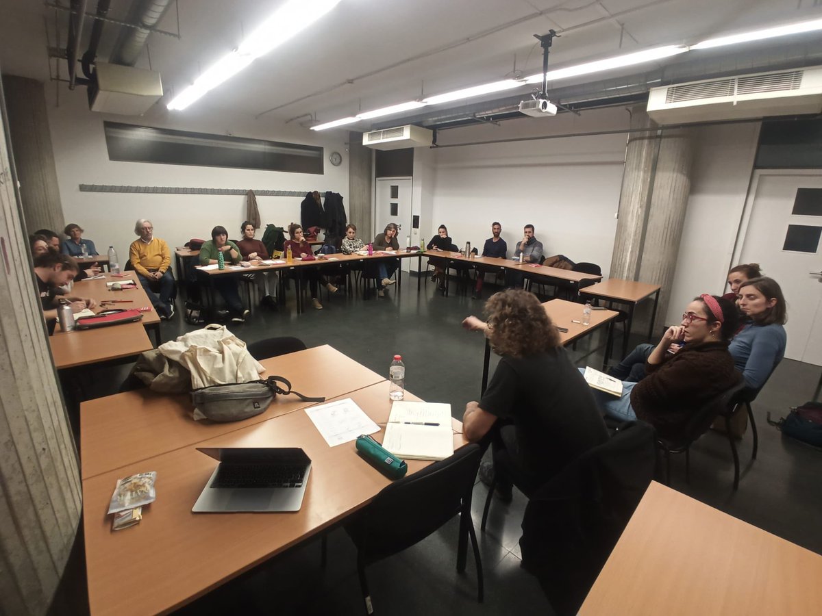 Parlem de Sectors emergents a l’ESS amb: Mar Carrera (Cultura) <a href="/pol_lenedicions/">pol·len edicions</a>, David Estop (Ecologística) <a href="/la_sarria/">La Sàrria</a>, Anna Lara (Energia) <a href="/leixida_sccl/">L'Eixida SCCL</a>, Simona Cerri (Habitatge) <a href="/arqbag/">arqbag</a>. Coordina l’Eudald Griera, membre del Teler Cooperatiu <a href="/xessbd/">Teler Cooperatiu</a> i soci de <a href="/leixida_sccl/">L'Eixida SCCL</a>